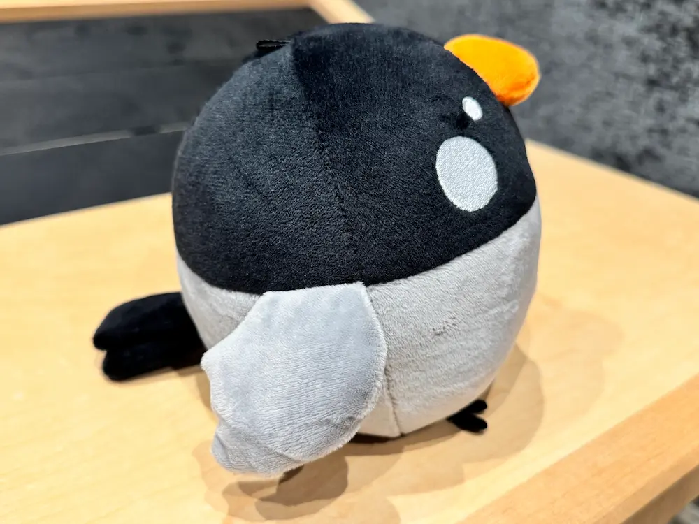 木のテーブルに置かれたちきぬいの横向き