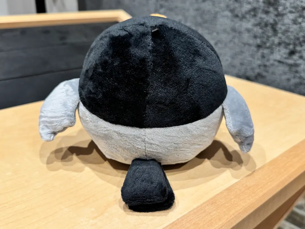 木のテーブルに置かれたちきぬいの後ろ姿
